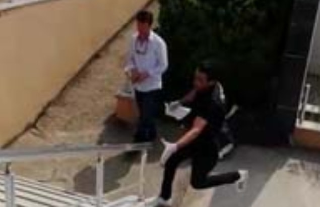 Kapıların kapanmasına dakikalar kala okulun bahçesine koşarak gelen polis, evrağı kendi elleriyle sınava girecek öğrenciye teslim etti.