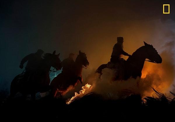 Kategorinin üçüncüsü ise bir İspanyol geleneğini yansıtan "Atlar" isimli fotoğrafıyla Jose Antonio.