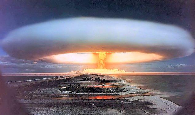 1961 - Sovyetler Birliği, Arktik Okyanusu'nda yer alan Novaya Zemlya takımadasında 58 megaton gücünde bir Hidrojen bombası denemesi yaptı. Bu Dünyada meydana gelmiş insan elinden çıkmış en güçlü patlamaydı. Nikita Kruşçev "Çar Bombası" kod adlı bu denemenin aslında 100 megaton gücünde planlandığını, ancak serpintiden korktukları için gücü kısıtlı tuttuklarını bildirmişti.