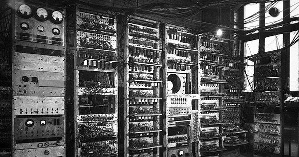 1948 - "Manchester Baby" (SSEM) kod adlı bir program, bir bilgisayarın kendi elektronik hafızasında depolanarak, oradan çalıştırılan ilk bilgisayar programı olma unvanını kazandı.