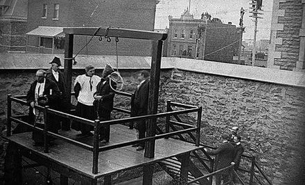 1976 - Kanada'da idam cezası kaldırıldı.