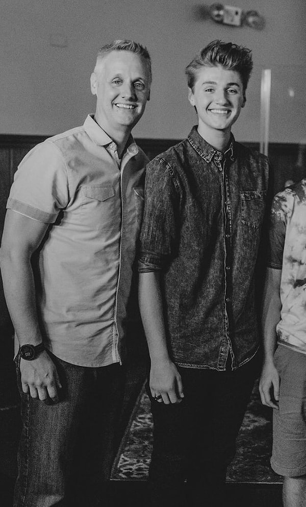 4. "Все думают, что мы похожи, что ж..."