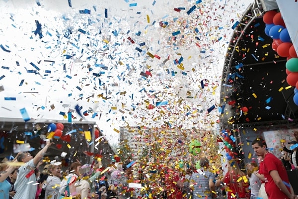 1. Какой персонаж сказал: "Мы чужие на этом празднике жизни"?