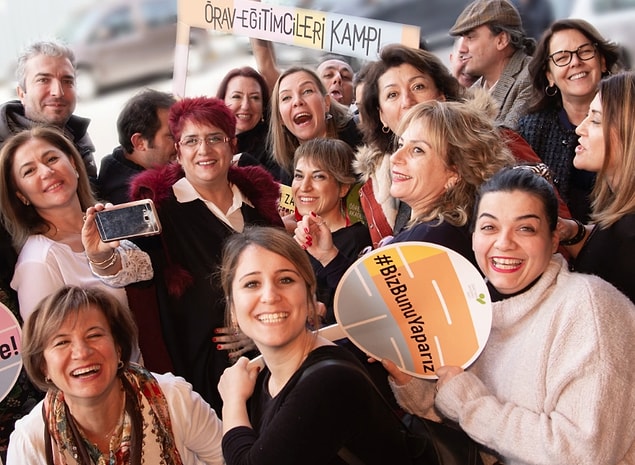 Eğitim programlarının yanı sıra, düzenli olarak gerçekleştirilen şenlikler, sohbetler, atölyeler ve kampanyalarla da öğretmenlerin kişisel ve mesleki gelişimlerine katkı sunmak amaçlanıyor.