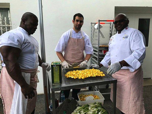 Beyaz Saray'da Ramazan nedeniyle verilen iftar yemeğine hazırlık yaptığı sırada bir gazetecinin bu fotoğrafla attığı tweetten sonra ise internette viral olmuştu.