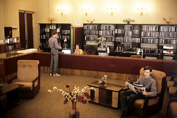 4. Голливудские фильмы всегда озвучивались одним человеком, и русские его любили.