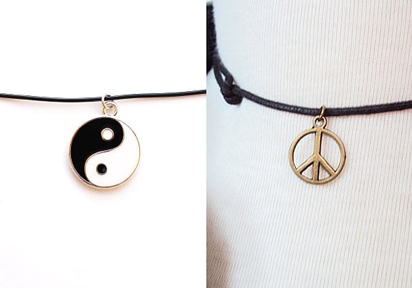 6. Подвески с "инь-янь" или пацификом тоже были одной из интерпретаций чокеров.