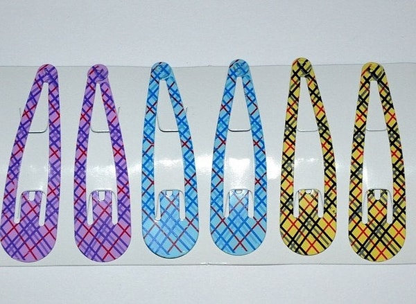 12. Если уж речь зашла об украшениях для волос, то нельзя не вспомнить "хлопушки". Правда, такими яркими они были лишь в новом виде. В процессе носки пластиковое покрытие непременно отклеивалось или сгрызалось. Кстати, подобные аксессуары снова в моде.