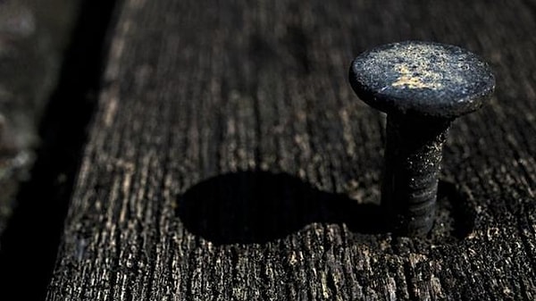 27. Выступивший гвоздь на старом деревянном столе