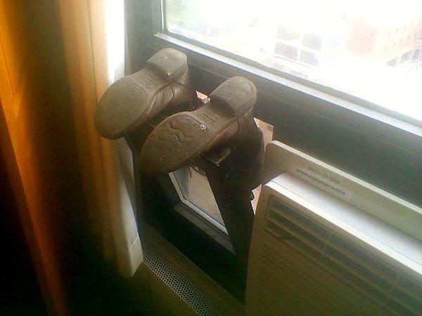 6. "Arkadaşımın ayakkabılarını kurutma şekli beni biraz ürküttü. 11. katın penceresinden sallanıyor sandım..."