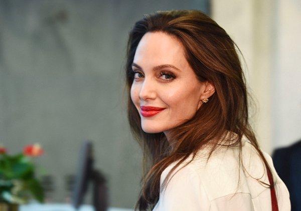 Ünlü bir gazetenin iddiasına göre; Angelina Jolie, John Wick'in yıldızını gözüne kestirdiği için boşanmanın ardından yoluna devam edebildi.