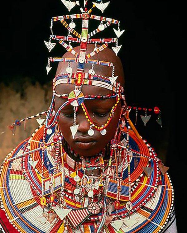 6. Kenyalı gelinler düğünlerinde; boyunlarına boncuklardan oluşan ağır bir tasma, başlık, bilezik ve yaklaşık 20 ayrı kolye takarlar.