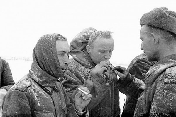 3. Советские солдаты дают прикурить немецким пленным