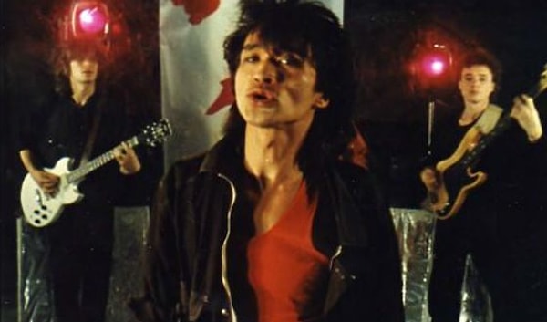 18. Виктор снялся в нескольких картинах. Выделить можно фильм "Асса" режиссера Сергея Соловьева, в котором и прозвучала знаменитая песня "Перемен!"