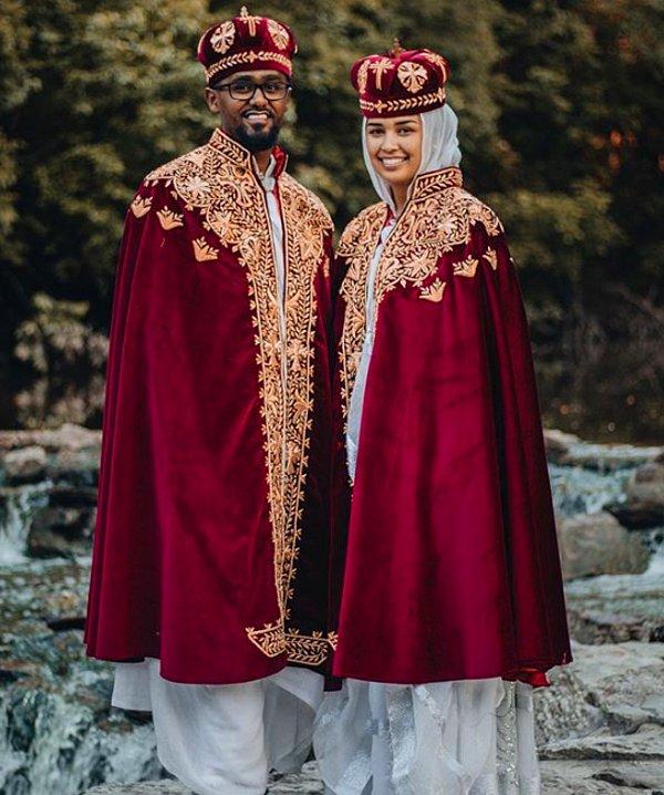 17. Etiyopya'da  gelin ve damadın giydiği düğün kıyafetleri, koyu renkli kadife taçtan ve altın renk desenli kaftandan oluşur.