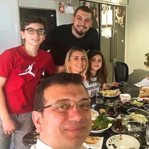 Ekrem İmamoğlu'nun ailesini ilk olarak geçtiğimiz 31 Mart seçiminin sabahındaki bu kahvaltı sofrasıyla tanımıştık çoğumuz.