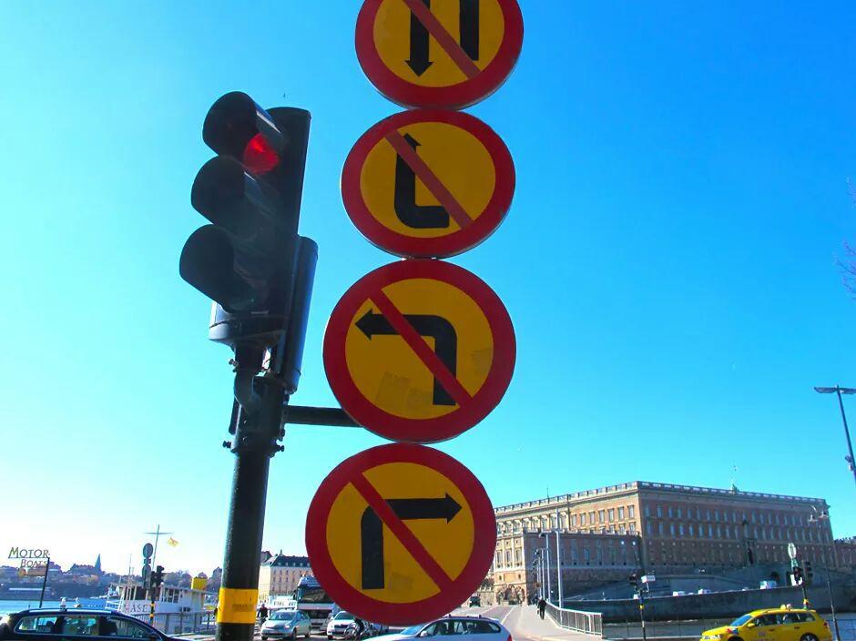 Знаки противоречат друг другу. Нелепые дорожные знаки. Дорожные знаки юмор. Противоречивые дорожные знаки. Абсурдные дорожные знаки.