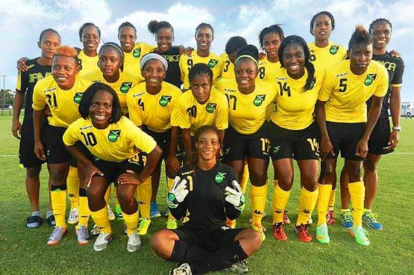 Kadın milli takımı, Jamaika Futbol Federasyonunun takıma verilen bütçeyi kesmelerinin üstünden 10 yıl geçmesinin ardından müthiş bir iş başararak turnuvadaki herkesi sevindirdi.