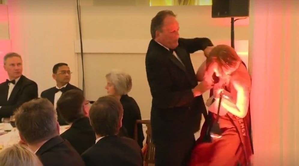 İngiltere'de Protestocuyu İterek Salondan Dışarı Çıkaran Bakan Yardımcısı Geçici Olarak Görevden Alındı