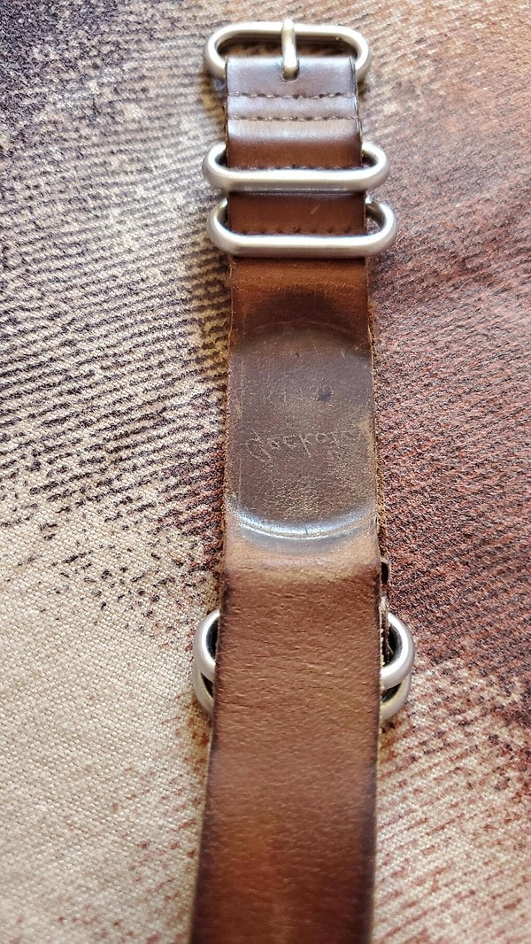 11. Со временем название часовой компании отпечаталось на ремне