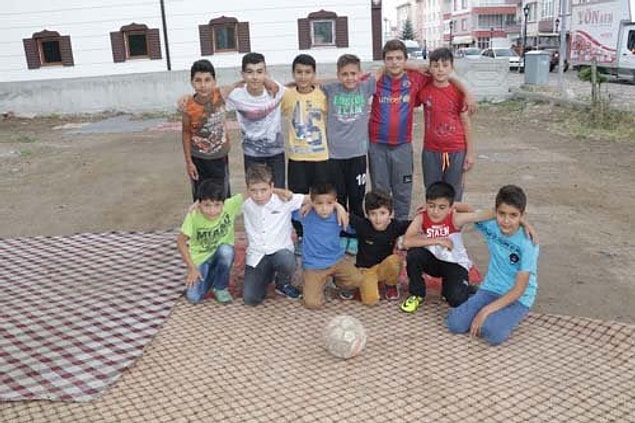 Mahalledeki büyüklerinin yardımıyla araziyi temizleyen gençler, zemini yumuşatmak için ilginç bir yönteme başvurdu.