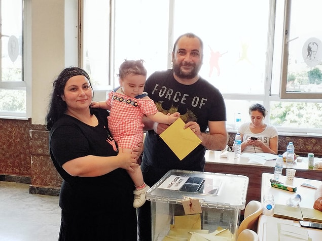 Ve 23 Haziran seçimleri. Gördüğünüz gibi bebiş daha hayatı tanımadan oy verme konusunda uzman olmuş bile :)