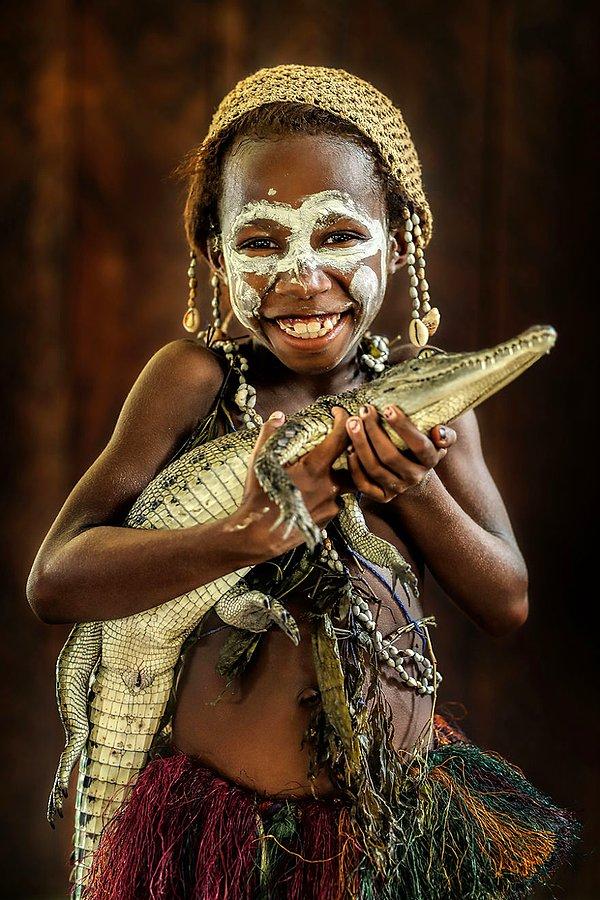 Sepik-Papualı bir kız çocuğu; aAmbunti, Doğu Sepik/Papua Yeni Gine