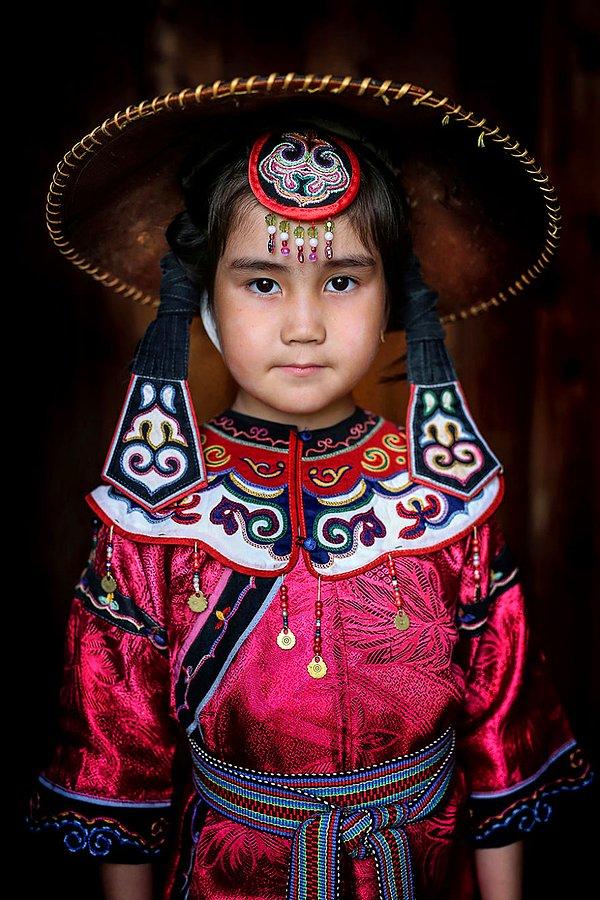 Ulch yerli halkından bir kız çocuğu; Amur Nehri/ Doğu Sibirya