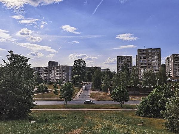 13. Здания расположены довольно далеко друг от друга