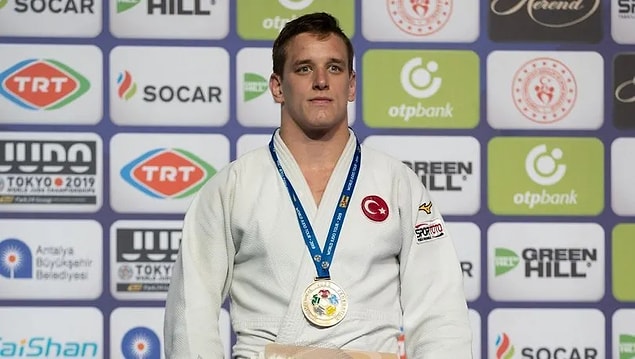Rakibini altın skorda yenen Mikail Özerler, altın madalyanın sahibi oldu.