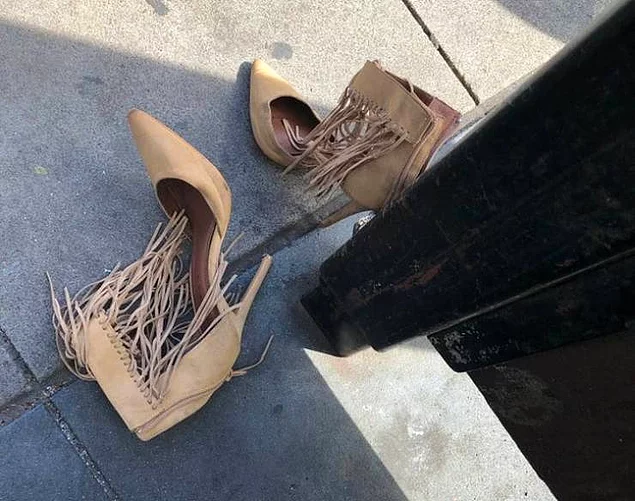 «Умираю от любопытства: как и почему эти туфли оказались покинуты на автобусной остановке?»