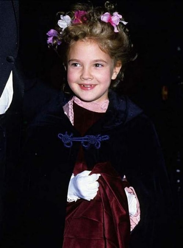 1. Дрю Бэрримор снимается практически с пеленок, поэтому на свою первую ковровую дорожку вышла уже в 7 лет в 1982 году.