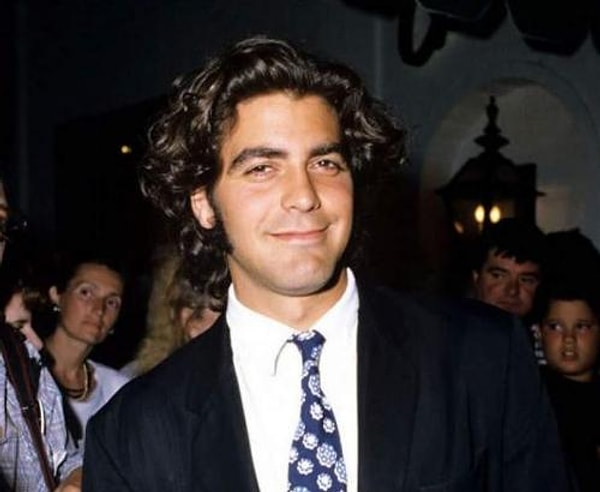 20. В 1995 году Джордж Клуни носил забавные кудряшки.
