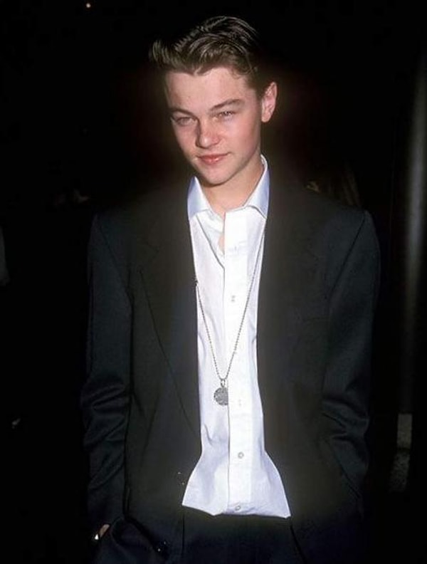 33. В 90-х все девчонки сходили с ума от Леонардо Ди Каприо. И мы их понимаем. Только не говорите, что у вас не было футболки с "Титаником" и вы не плакали при просмотре финальной сцены из фильма.