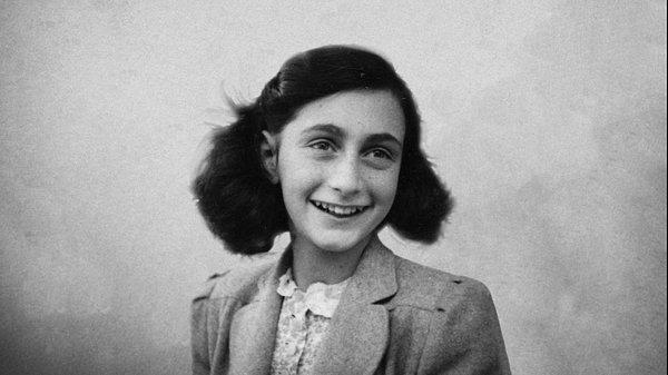 1947 - II. Dünya Savaşı sırasında Hollanda'da bir evin tavan arasında 2 yıl boyunca Alman askerlerinden saklanan Yahudi kız Anne Frank'ın burada yazmış olduğu Anne Frank'ın Hatıra Defteri yayımlandı.