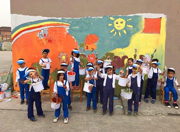 Hatta okul duvarını, onların hayal gücüne bırakarak özgürce boyamaları için imkan sağladı.