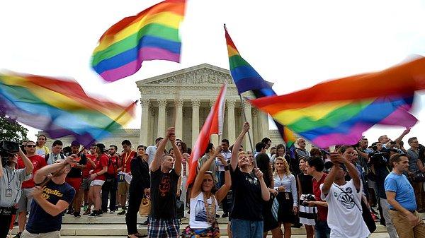 2015 - Amerika'da eşcinsel evlilik mahkeme kararıyla yasal kabul edildi.