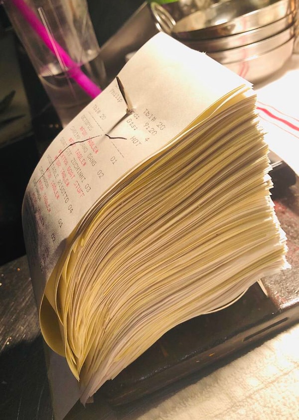 19. Этот шеф-повар обожает, когда заказы сложены в аккуратную стопочку