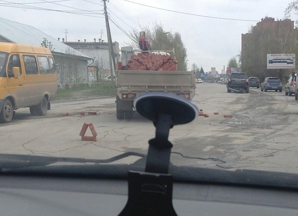 9. Грузовик попал в ДТП, а знака аварийной остановки под рукой не оказалось. Выкрутился, как мог