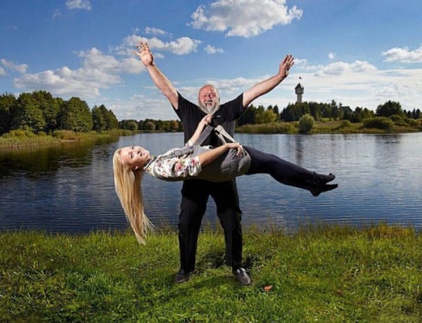 10. Он моет свою бороду Пантином про-ви "Густые и крепкие", не иначе!