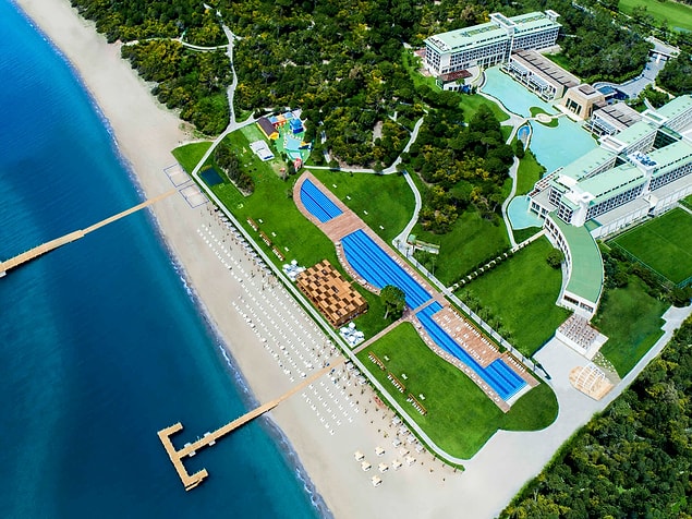 9. Kumlu sahilleri ve yemyeşil manzarasıyla Türk Rivierası olarak da bilinen Belek'te, çam ve fındık ağaçları ormanlarıyla çevrili bir konumda yer alan Rixos Premium Belek,
