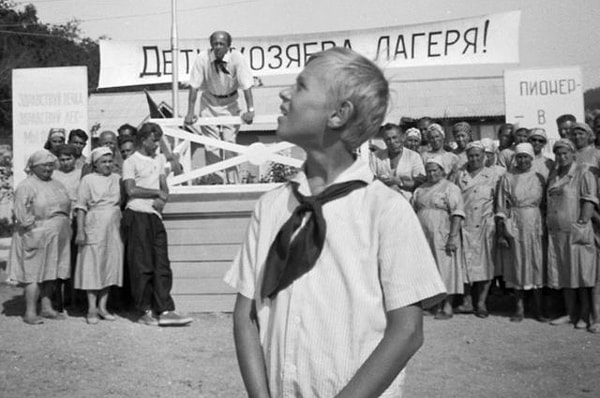 8. Вспомните фамилию начальника пионерского лагеря в фильме «Добро пожаловать, или Посторонним вход воспрещён»?