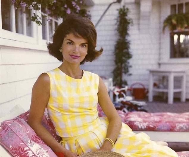 8. Rahmetli başkan Kennedy'nin biricik eşi Jacqueline Kennedy özellikle hangi yönüyle efsaneler arasında gösteriliyor?