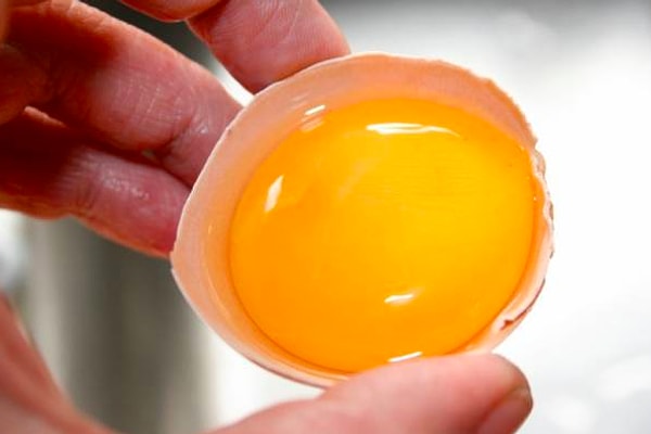 1. Яичные белки намного полезнее желтков.