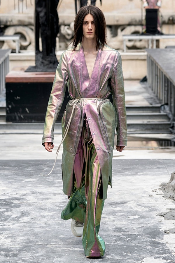 В его моделях использовано много блестящей ткани, молний, футуристических форм и приталенных силуэтов, привлекающих внимание.
