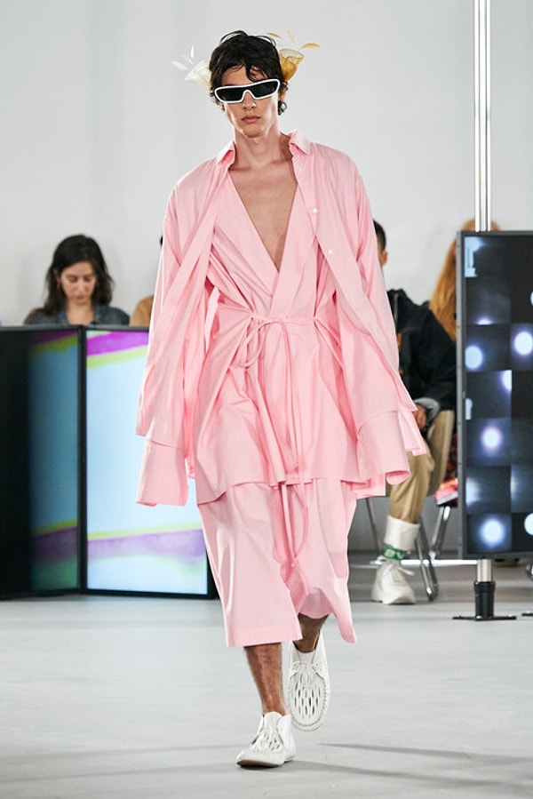 По словам дизайнера, он нарисовал картину духовного бегства от реалий и попытался передать состояние детского сна.