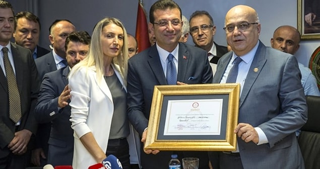 31 Mart'taki yerel seçimin İstanbul'da tekrarlanmasının ardından Ekrem İmamoğlu yeniden Büyükşehir Belediye Başkanı seçildi ve mazbatasını alarak göreve başladı.