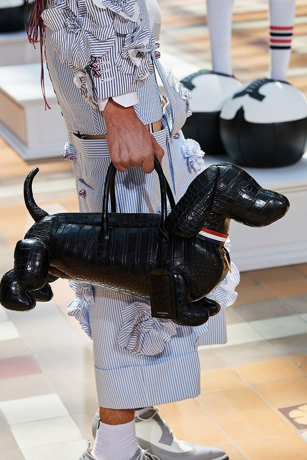 Удивили и аксессуары: теннисные мячи, сумка-такса и цветные туфли на каблуках удачно завершают образы.