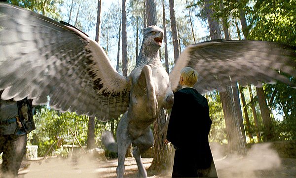 3. Serinin üçüncü filmi olan Azkaban Tutsağı'nda yine mitolojik bir figür olan "Hipogrif" kendine yer bulmuştur. Hipogrifler mitolojide gövdesi at ve başı kartal şeklinde, uçabilen, iri, etobur yaratıklardır.