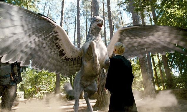 3. Serinin üçüncü filmi olan Azkaban Tutsağı'nda yine mitolojik bir figür olan "Hipogrif" kendine yer bulmuştur. Hipogrifler mitolojide gövdesi at ve başı kartal şeklinde, uçabilen, iri, etobur yaratıklardır.